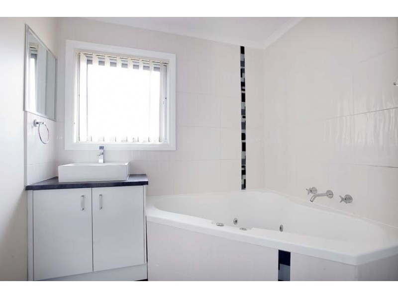 2/66 Civic Parade, Altona VIC 3018