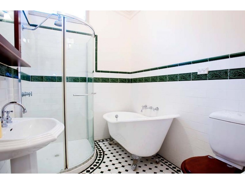 123 Queensville Street, Kingsville VIC 3012