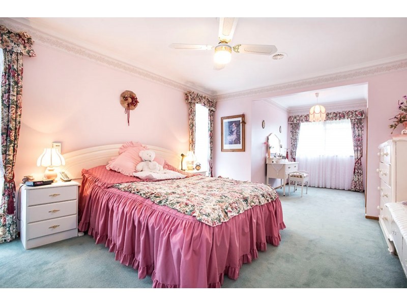 12 Edina Grove, Altona Meadows VIC 3028