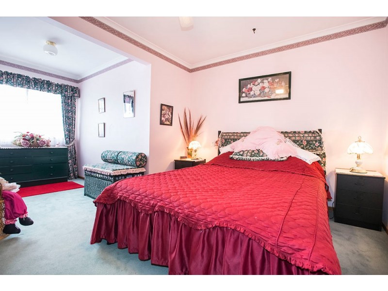 12 Edina Grove, Altona Meadows VIC 3028