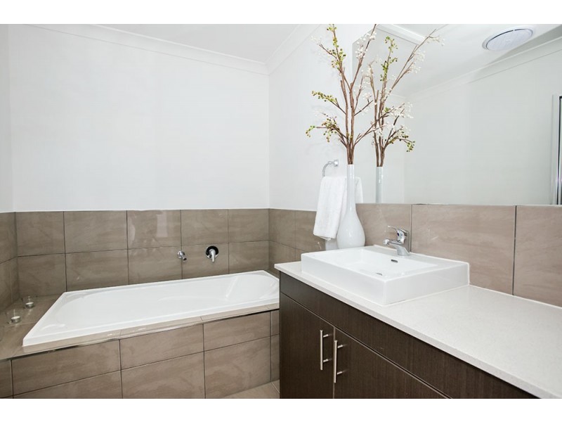 17 Paproth Grove, Altona North VIC 3025