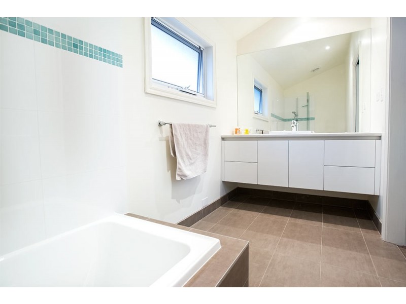 60 Empress Avenue, Kingsville VIC 3012