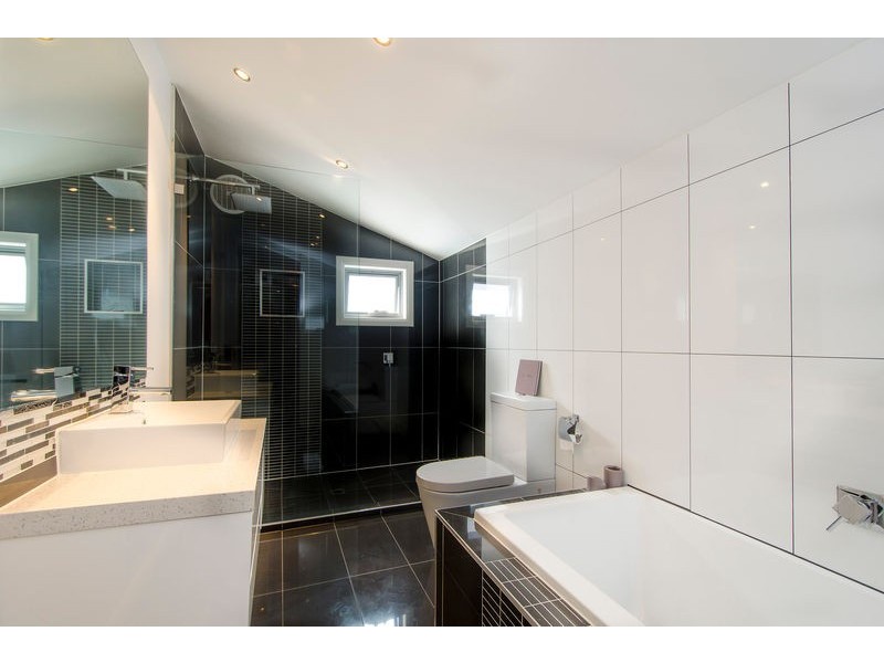 2/217 Woods Street, Newport VIC 3015