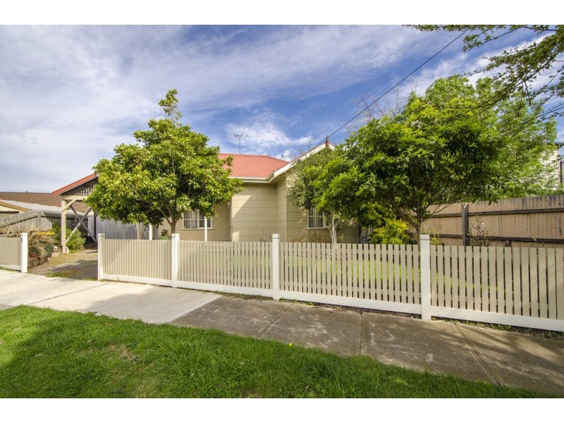 8 Moresby Street, South Kingsville VIC 3015