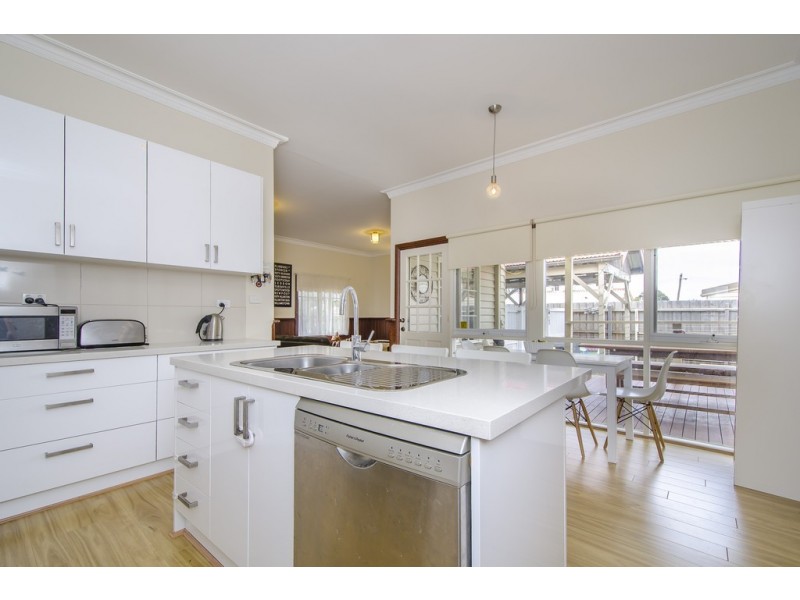 8 Moresby Street, South Kingsville VIC 3015