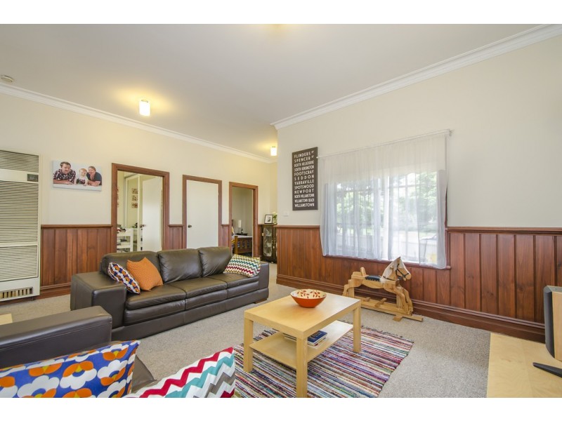 8 Moresby Street, South Kingsville VIC 3015