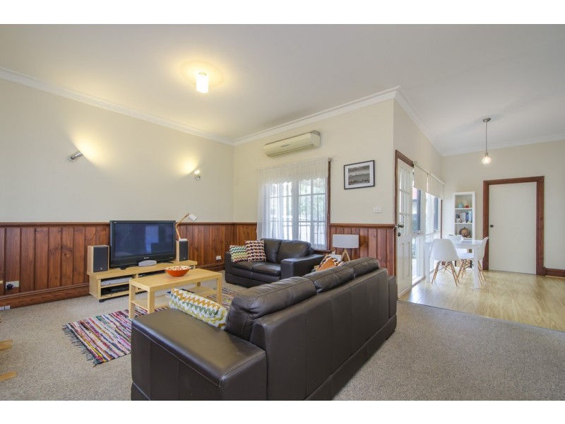8 Moresby Street, South Kingsville VIC 3015