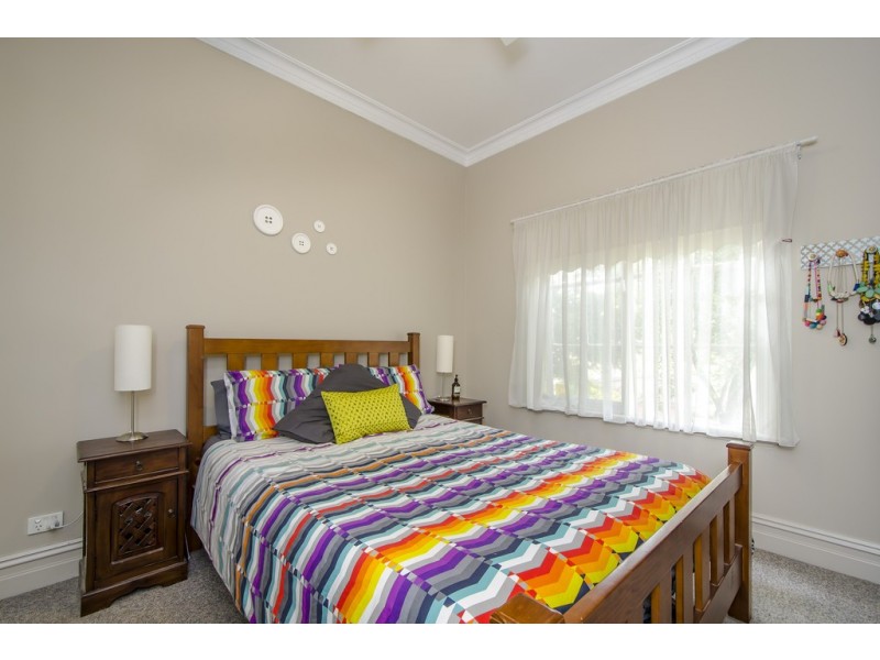 8 Moresby Street, South Kingsville VIC 3015