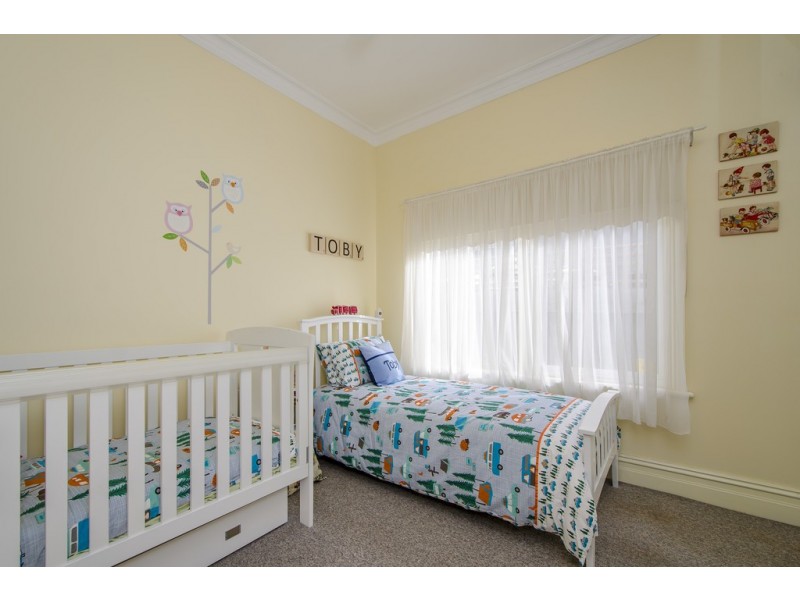 8 Moresby Street, South Kingsville VIC 3015