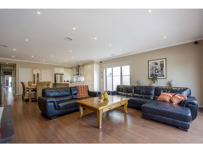 28 Seaview Crescent, Seaholme VIC 3018