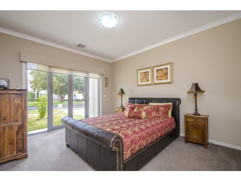 28 Seaview Crescent, Seaholme VIC 3018