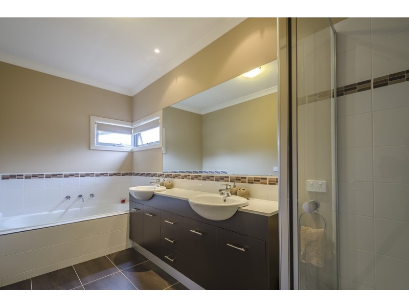 28 Seaview Crescent, Seaholme VIC 3018