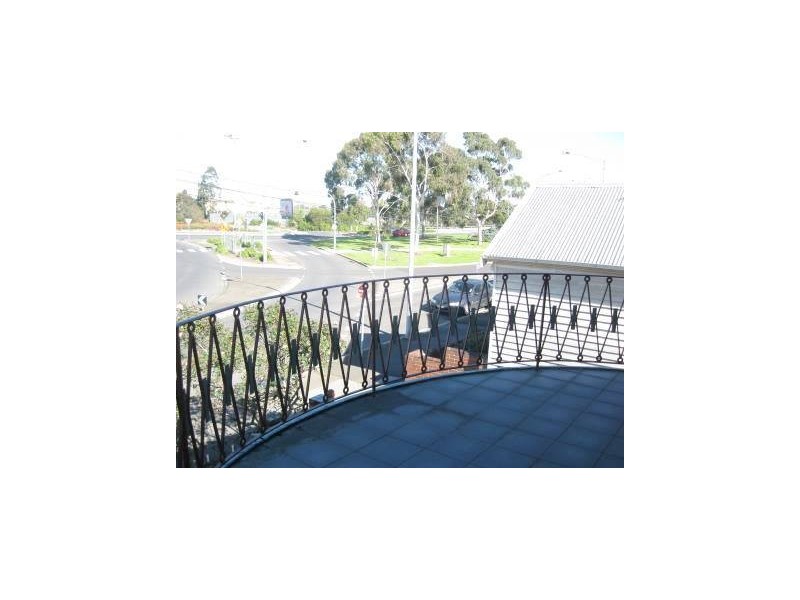 136 North Road, Newport VIC 3015