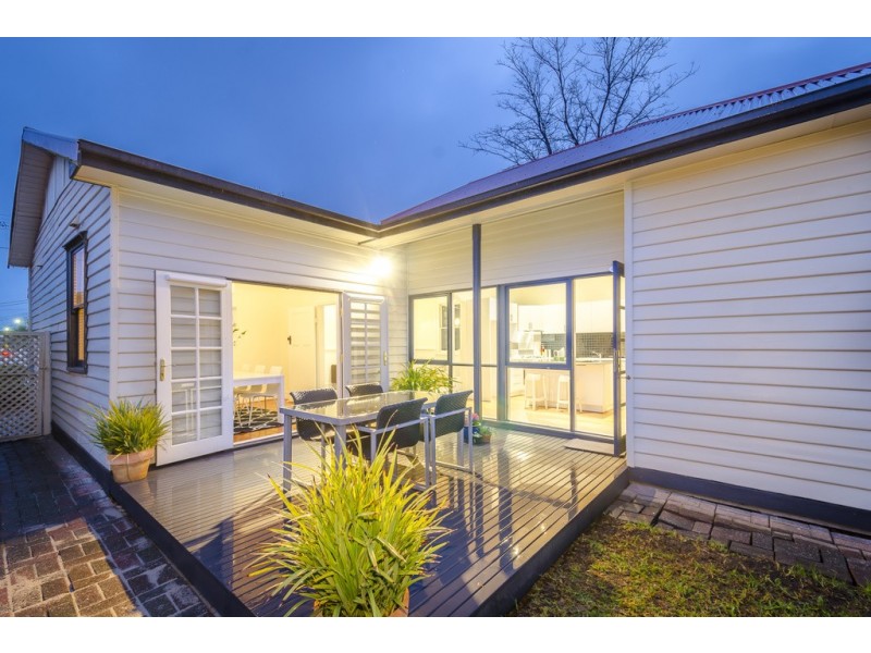 4 Brunel Street, South Kingsville VIC 3015