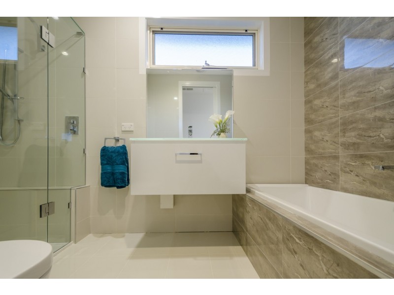 2/16 Mitchell Avenue, Altona North VIC 3025