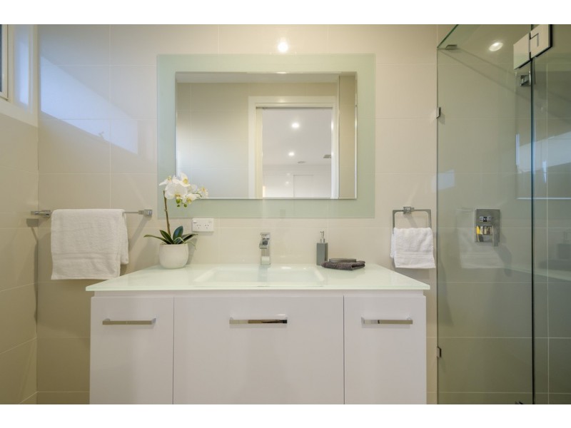 2/16 Mitchell Avenue, Altona North VIC 3025