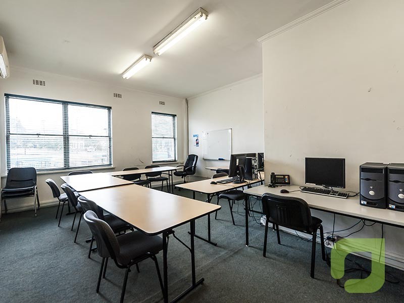 2/17 Hall Street, Newport VIC 3015