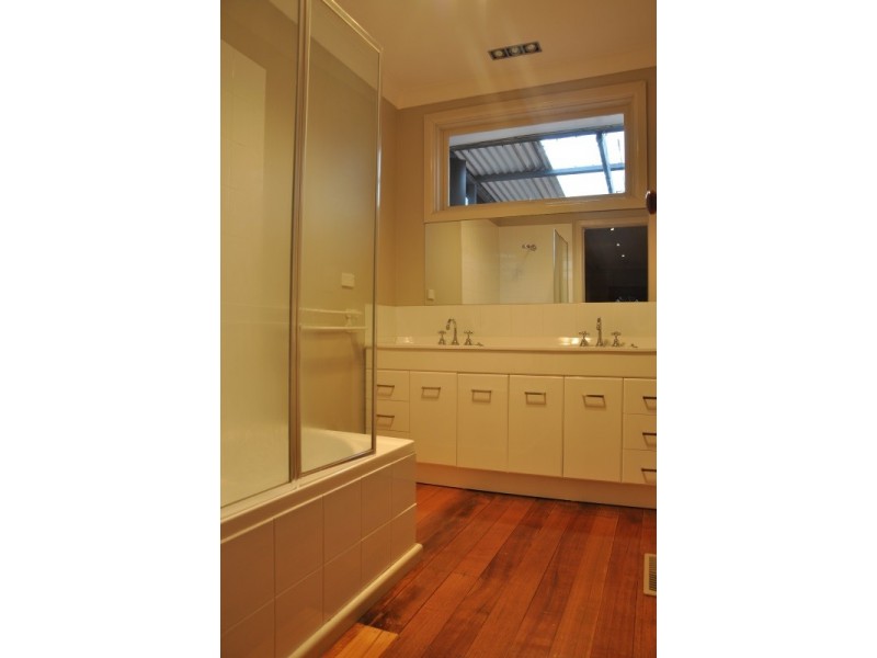 32 Hatherley Grove, Altona North VIC 3025