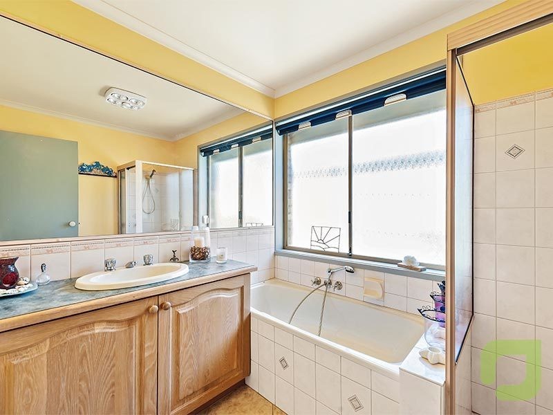 6 Ralph Court, Altona Meadows VIC 3028