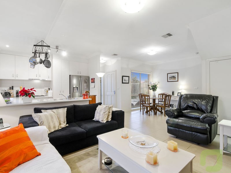 2/21 Basil Street, Newport VIC 3015