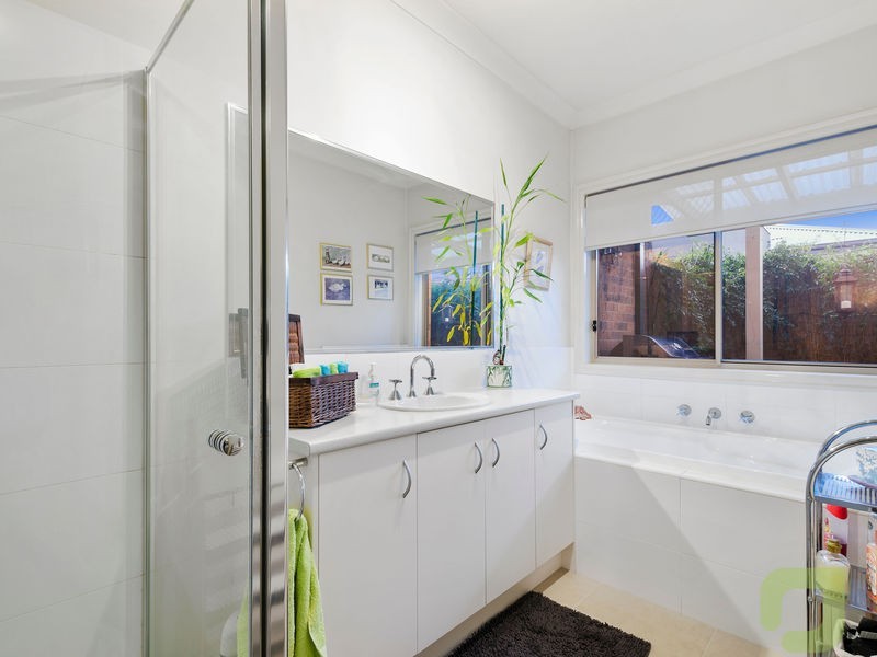 2/21 Basil Street, Newport VIC 3015
