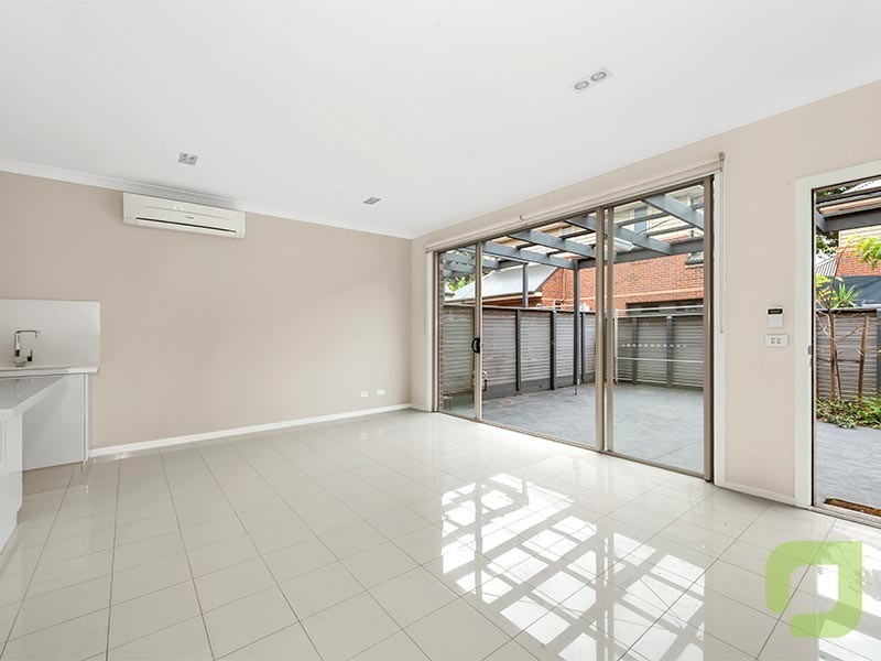 2/152 Hall Street, Spotswood VIC 3015