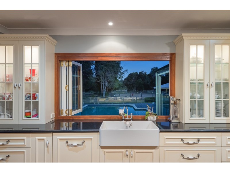 31 Hamilton Road, Lake Macdonald QLD 4563