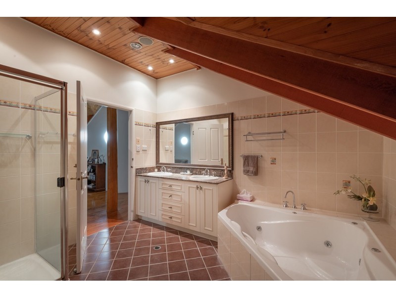 31 Hamilton Road, Lake Macdonald QLD 4563