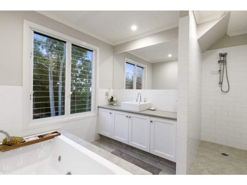 10 Forest Acres Drive, Lake Macdonald QLD 4563