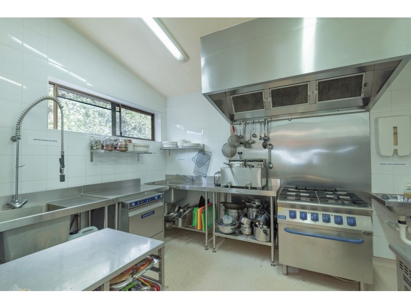 2 Memorial Avenue, Pomona QLD 4568