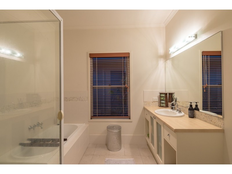 363 Lake Macdonald Drive, Lake Macdonald QLD 4563