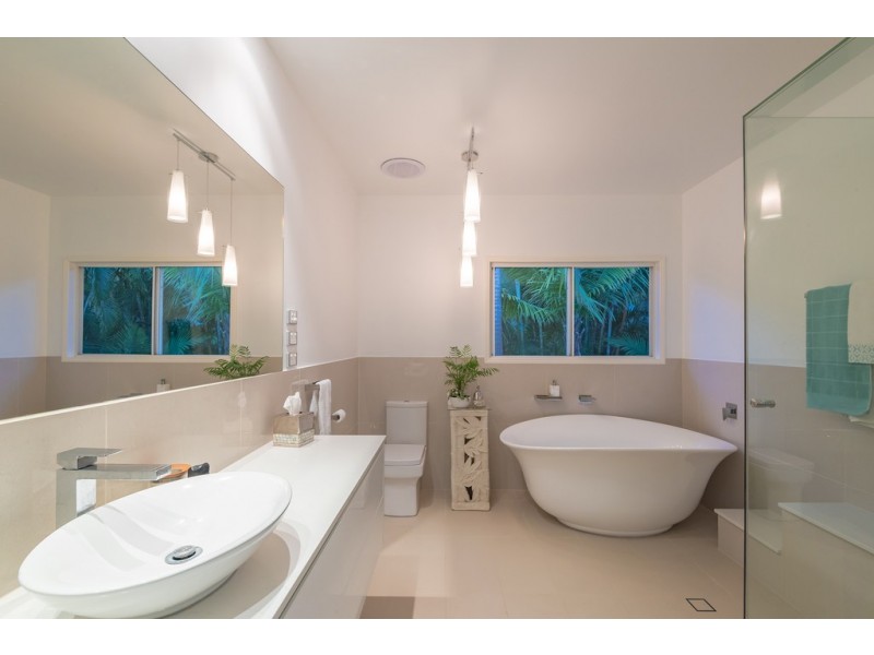 176 Dath Henderson Rd, Lake Macdonald QLD 4563