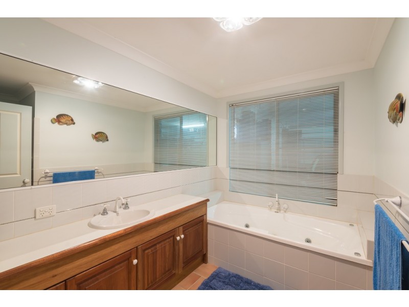 4 Falcon Cres, Cooroy QLD 4563