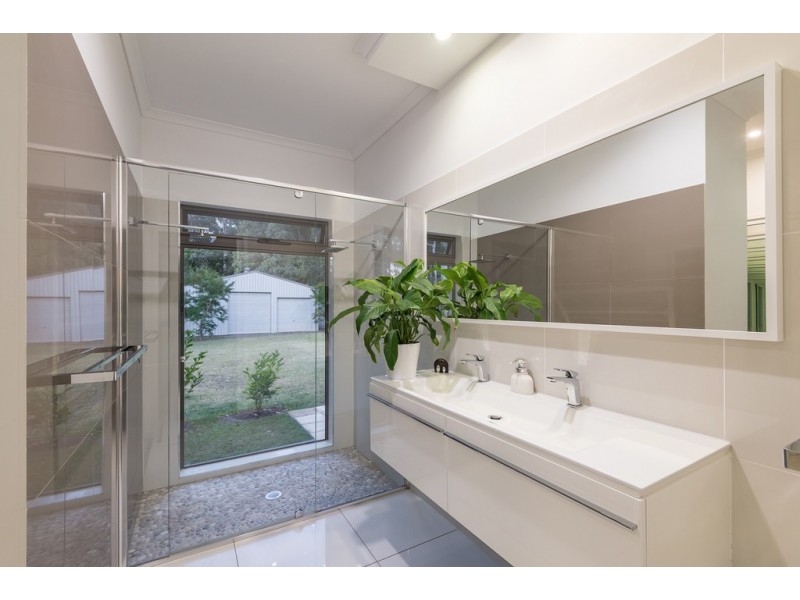 43 Highland Dr, Lake Macdonald QLD 4563
