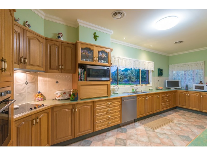 49 Lake Ridge Ct, Lake Macdonald QLD 4563