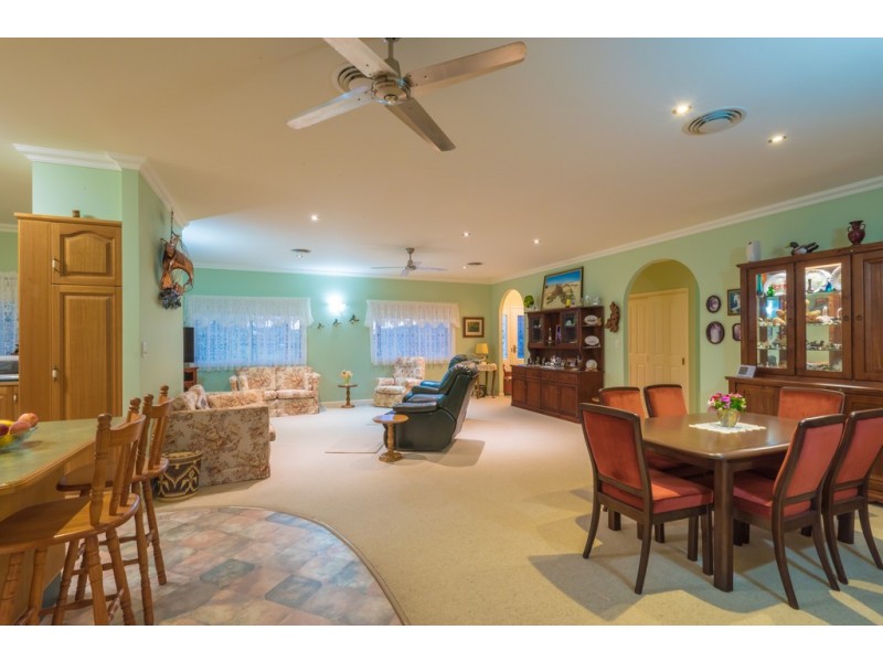 49 Lake Ridge Ct, Lake Macdonald QLD 4563