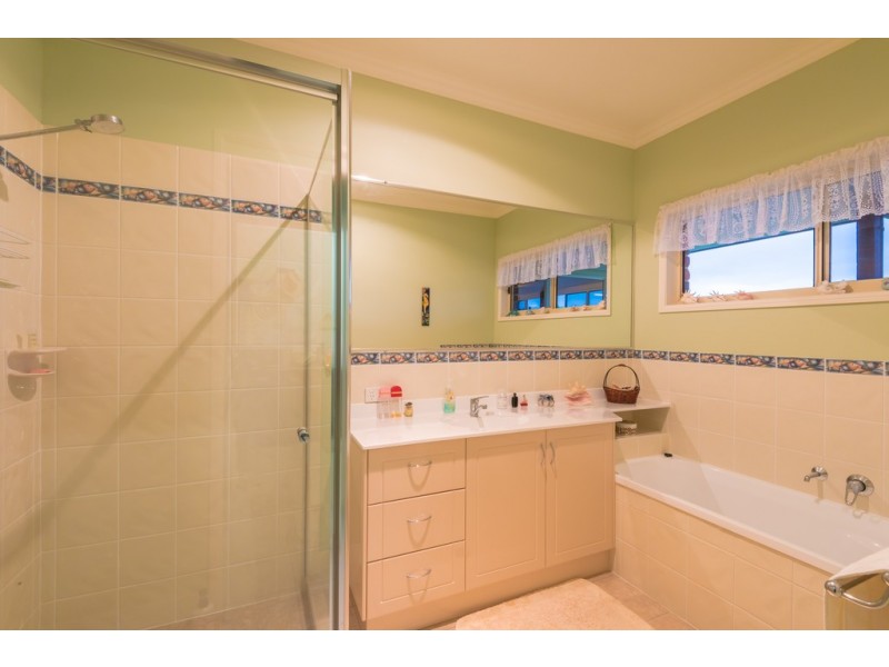 49 Lake Ridge Ct, Lake Macdonald QLD 4563