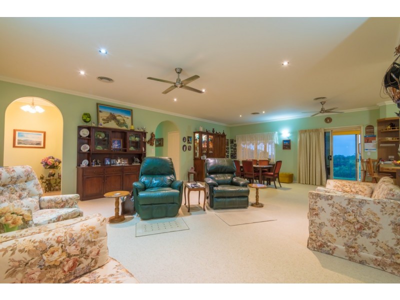 49 Lake Ridge Ct, Lake Macdonald QLD 4563