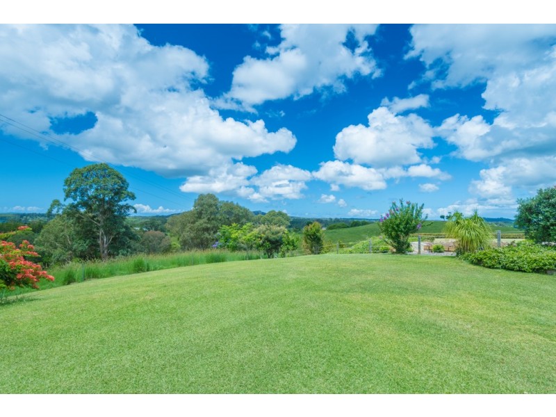 49 Lake Ridge Ct, Lake Macdonald QLD 4563