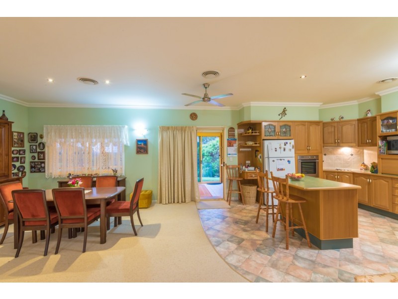 49 Lake Ridge Ct, Lake Macdonald QLD 4563