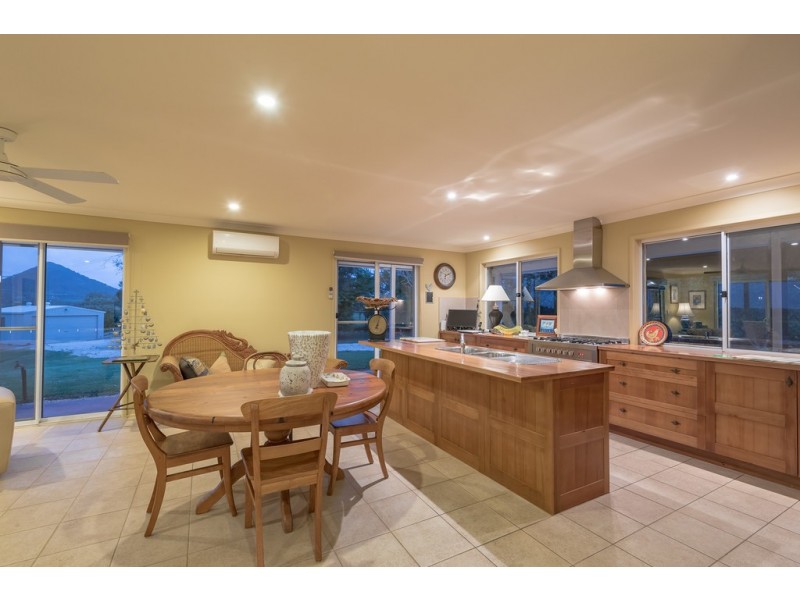 8 Pine Tree Dr, Lake Macdonald QLD 4563