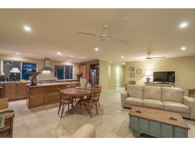 8 Pine Tree Dr, Lake Macdonald QLD 4563