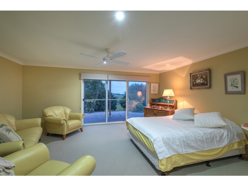 8 Pine Tree Dr, Lake Macdonald QLD 4563