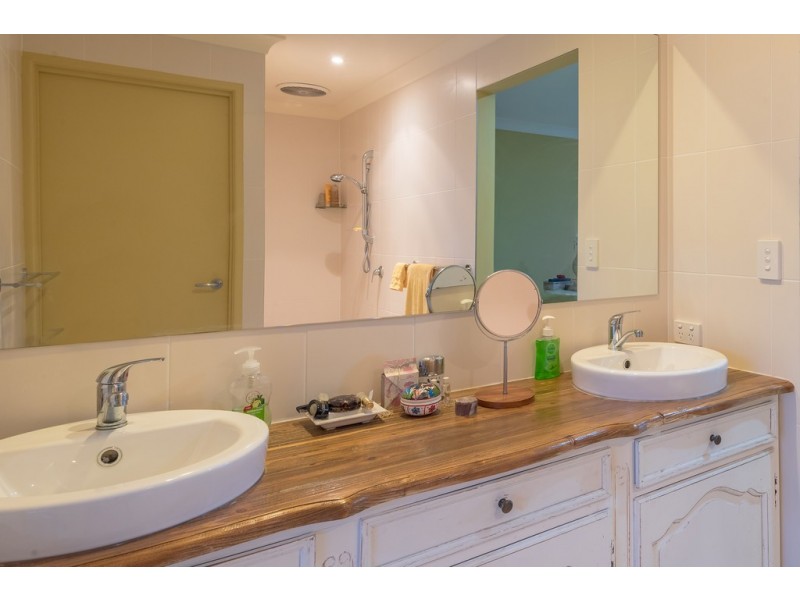 8 Pine Tree Dr, Lake Macdonald QLD 4563