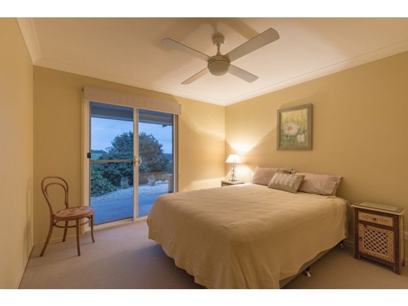 8 Pine Tree Dr, Lake Macdonald QLD 4563