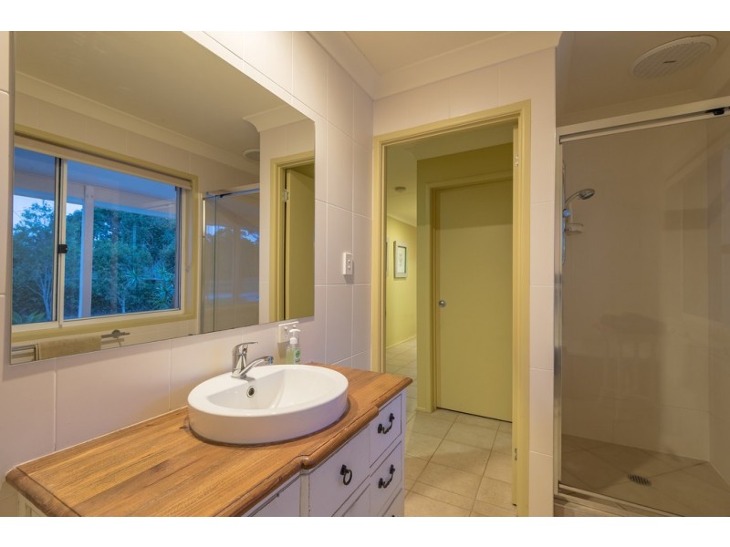 8 Pine Tree Dr, Lake Macdonald QLD 4563