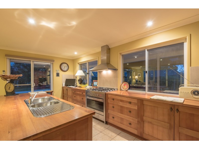 8 Pine Tree Dr, Lake Macdonald QLD 4563