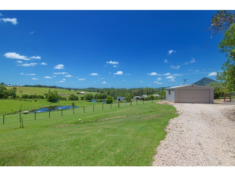 8 Pine Tree Dr, Lake Macdonald QLD 4563