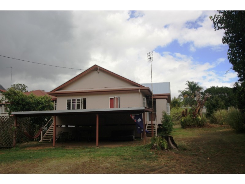 19 Railway Pde, Pomona QLD 4568