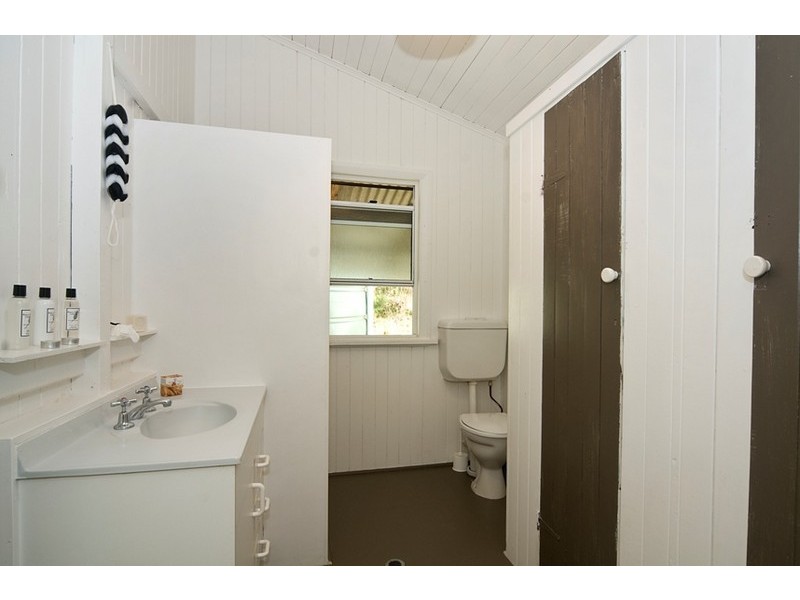 11 Moffat Rd, Kin Kin QLD 4571